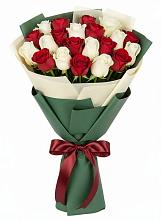 Букет Микс из красных и белых роз в Вознесенском